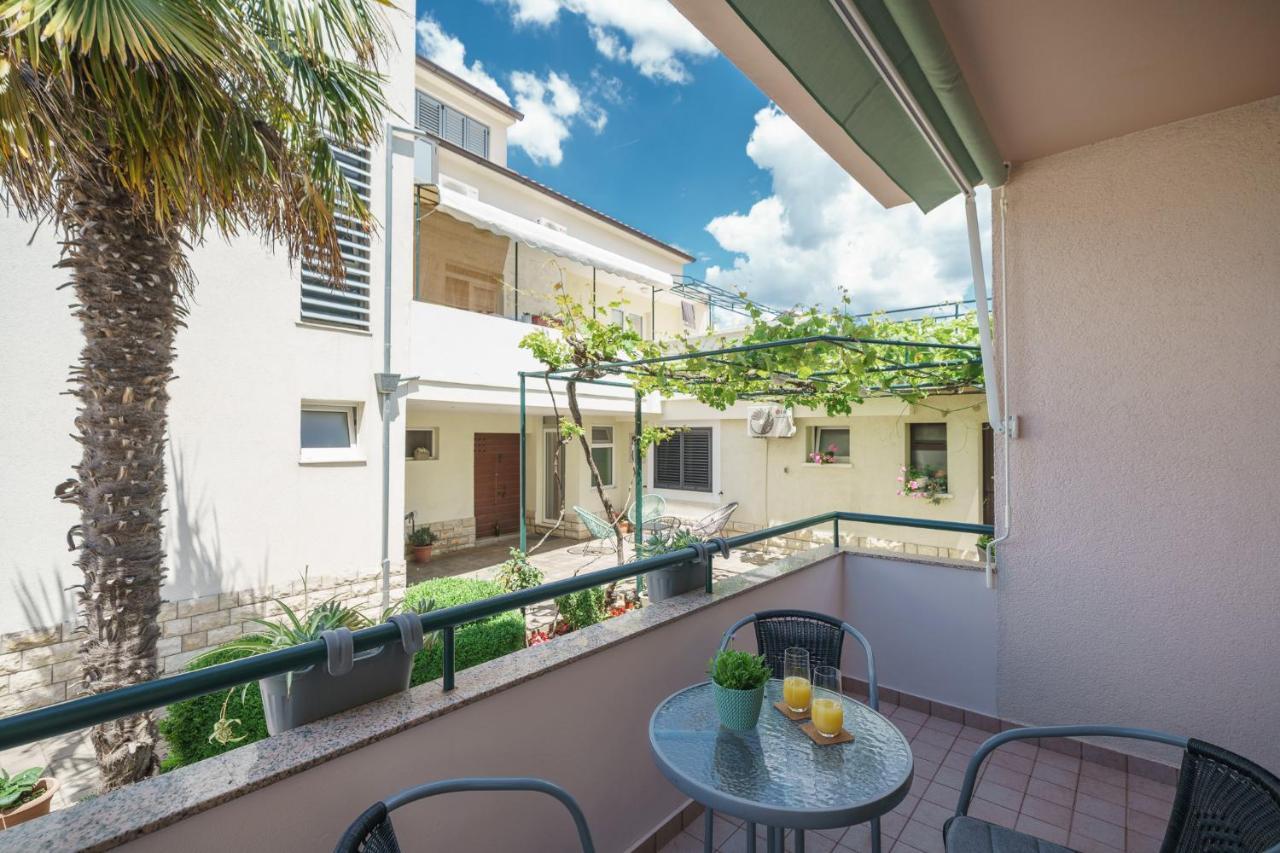 Family Petrov Apartments Vodice Kültér fotó