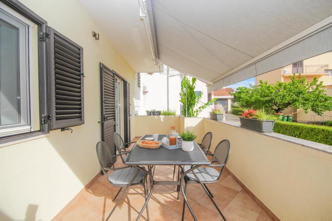 Family Petrov Apartments Vodice Kültér fotó