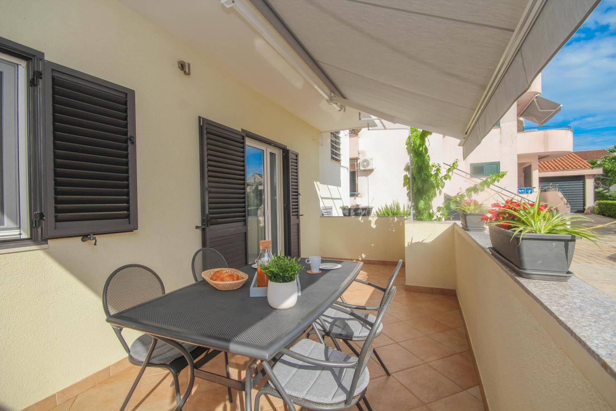 Family Petrov Apartments Vodice Szoba fotó